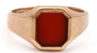 A 9ct gold carnelian signet ring, London 1984, V, 6.2g