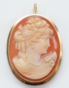 A 750 gold shell cameo brooch pendant, depicting a classical lady, 30mm, 8.1g