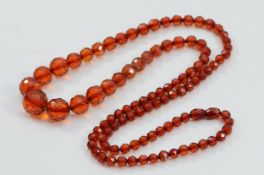 A resin beaded necklace, screw closure, largest bead 15mm, 70cm, 27g