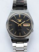 Seiko 5, a stainless steel automatic day date gentleman's wristwatch, ref. 7009-3140, black dial