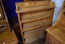 A traditional pine bookshelf, width approx. 84cm