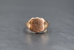 A gent's 9ct rose gold signet ring having a vacant shield panel, size U & approx 8.7g