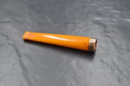 A 9ct gold mounted butterscotch amber cheroot holder, marked 375, 7cm, 5.3g