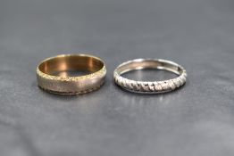 A 9ct white gold band, having alternating polished and textured spiral decoration, marked 375, along