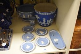 A Wedgwood jasper ware fruit bowl raised on a footed base, h13cm, sold together with a urn, thimbles