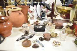 A selection of 20th-century ladies’ vanity articles, to include an Italian Majolica 'spaghetti'