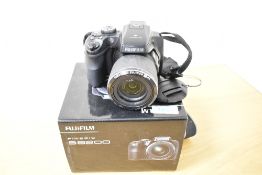 Fujifilm Finepix S8200 digital bridge camera, 16 megapixels and 40x zoom. Comes with original