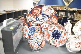 A quantity of 20th-century Japanese Imari porcelain ware, to include a large decorative charger