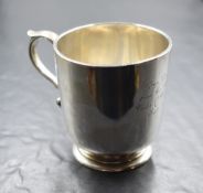 An Edwardian silver cup, of traditional form having a scroll handle with personalised inscription to