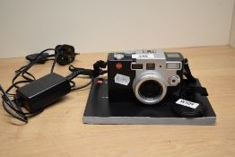 A Leica Digilux 1 digital camera No2791836 with Leica Vario- Summicron 1:2-2,5 7-21 ASPH lens.