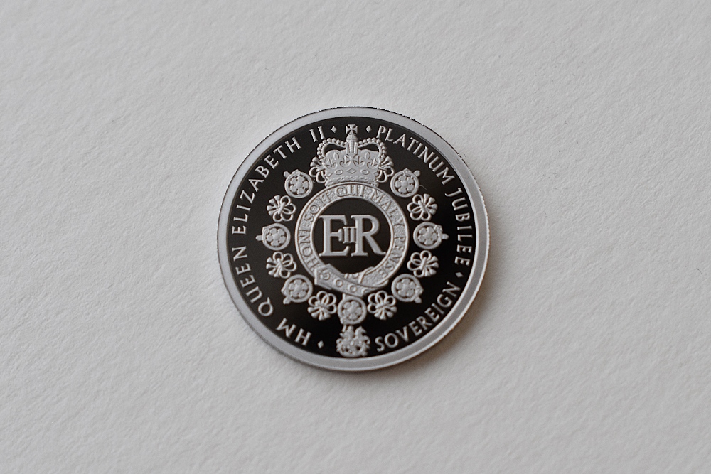 A Queen Elizabeth II 2022 Platinum Proof Sovereign, Issued Alderney, Obv Elizabeth II, Rev - Image 2 of 2