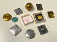 Assorted 1920s and later small size makeup and mirror compacts, in white and gilt metals, to include