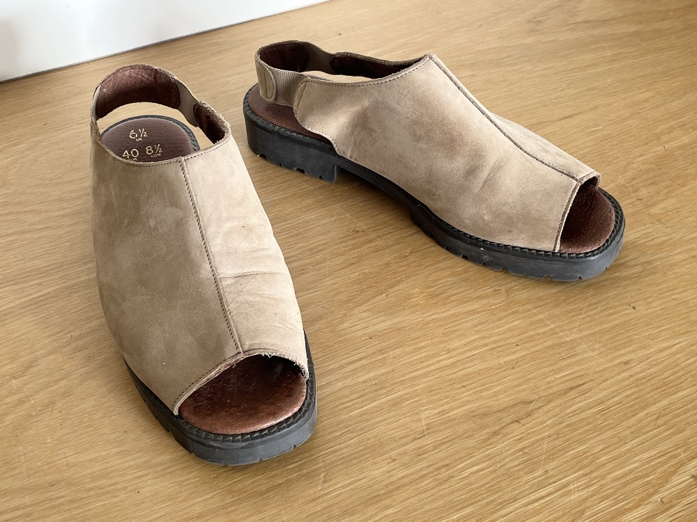 Three pairs of vintage ladies sandals and a pair of tan open heeled brogues, to include vintage - Image 3 of 6
