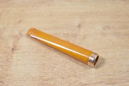 A 9ct gold mounted butterscotch amber cheroot holder, marked 375, 7cm, 5.3g