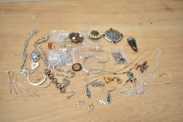 A small quantity of 20th-century Silver and white metal ware, to feature a large Silver Golf Pin,