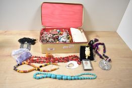 A vintage cream jewellery box, containing an assortment of costume jewellery including amethyst