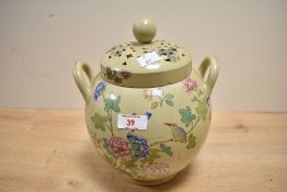 A 20th-century Wedgwood ceramic potpourri jar with Chinoiserie-style decoration, featuring
