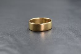 A gent's 9ct gold wedding band of plain form, size T & 4.7g