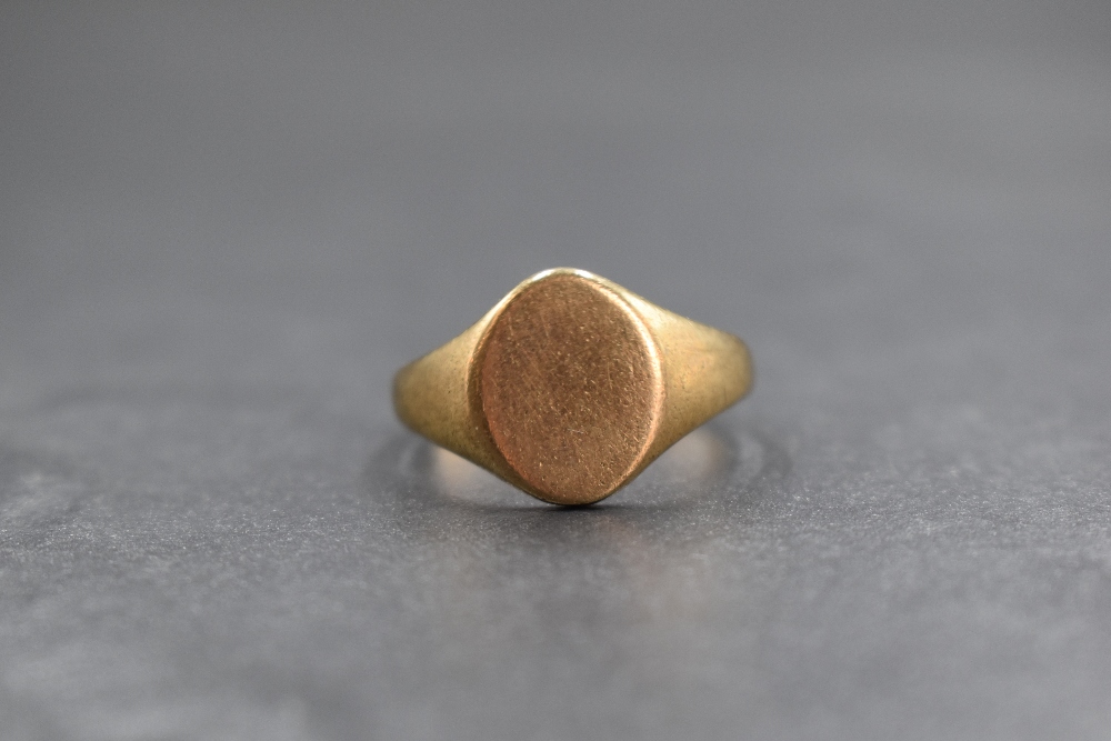 A gent's 9ct gold signet ring having an oval vacant shield, size W & 5.4g