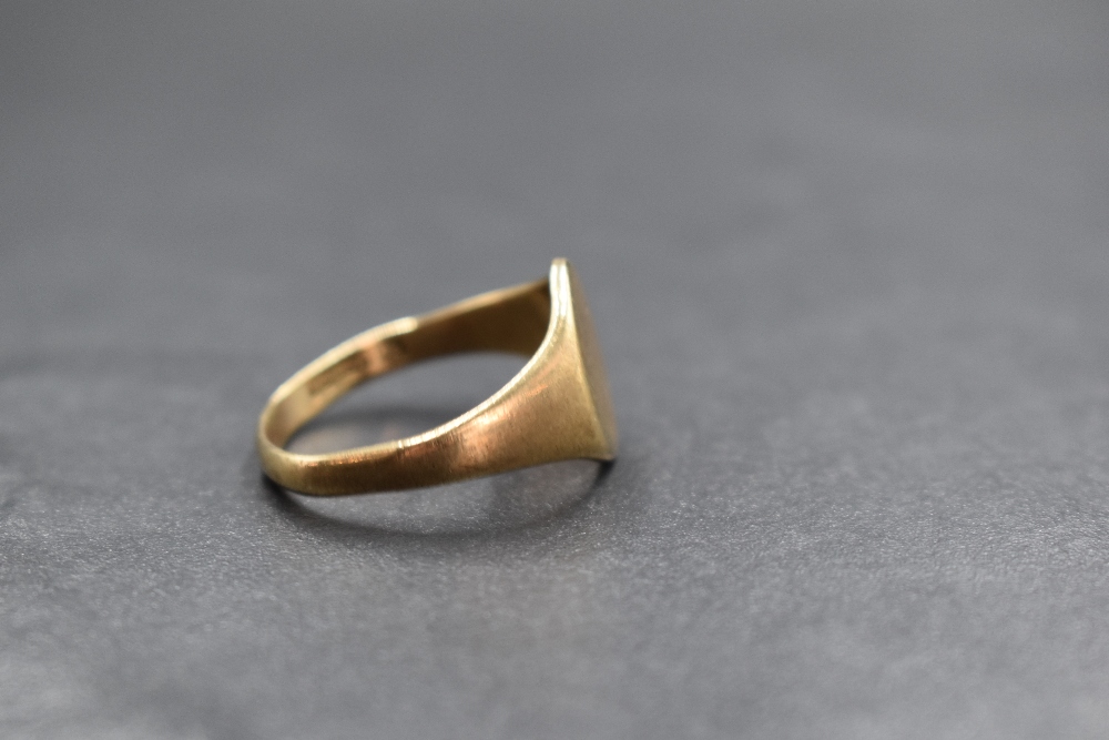 A gent's 9ct gold signet ring having an oval vacant shield, size W & 5.4g - Image 2 of 3