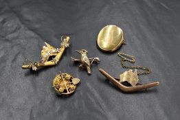A group of four 9ct gold Australian brooches, comprising two Australia outline and boomerangs, one