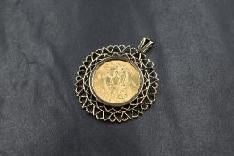A gold sovereign dated 1962 in a 9ct gold removable decorative pendant mount, approx 12g total