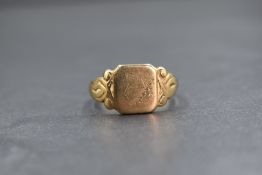 A gent's 9ct gold signet ring having a vacant shield and moulded shoulders, size X & 6.5g