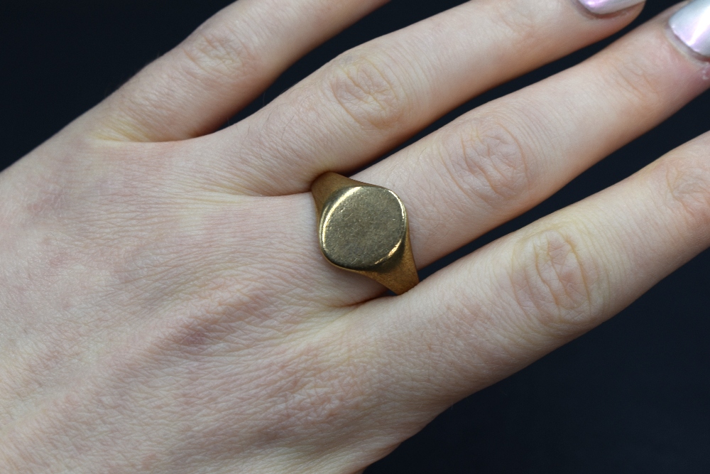 A gent's 9ct gold signet ring having an oval vacant shield, size W & 5.4g - Image 3 of 3
