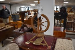 A vntage turned wooden treadle spinning wheel, of traditional design 91cm
