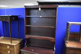 A late 20th Century mahogany effect lounge unit comprising shelves over faux leaded glass lower