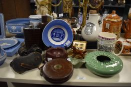 A quantity of late 19th to 20th-century sundryware, to include a small gilt perpetual desk calendar;