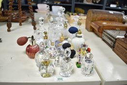 A quantity of late 19th to 20th-century glass and ceramic perfume bottles and atomisers, to