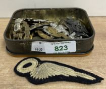 Military badges, buttons, shoulder titles comprising a WW1 metal wound stripe, MGC, RWF and 53