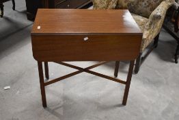 A reproduction mahogany Pembroke table in the Georgian style, approx. 76 x 45cm