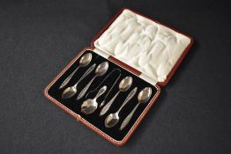 A cased set of six George V silver teaspoons, along with matching sugar tongs and caddy spoon, all