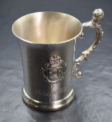 A boxed Elizabeth II silver tankard, commemorating the Silver Jubilee having a scroll handle with