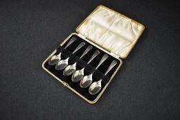 A cased set of six George V silver Old English pattern teaspoons, marks for Sheffield 1934, maker