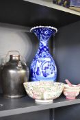 A quantity of 20th-century Chinese porcelain tableware, to include a pair of porcelain Mun Shou
