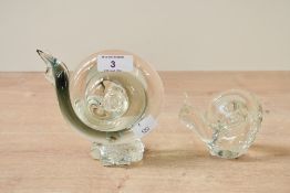 Two sweet 20th-century studio glass snail paperweights, of graduated sizes, both unmarked, (2),