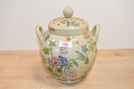 A 20th-century Wedgwood ceramic potpourri jar with Chinoiserie-style decoration, featuring