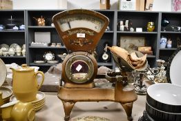A fine early to mid 20th-century gilt cast iron counter top shop scale, featuring a large fan-shaped