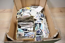 A large selection of vintage Trade Cards, miscellaneous and mixed sets, including Brooke Bond,