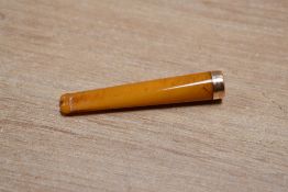 A 9ct gold mounted butterscotch amber cheroot holder, marked 375, 7cm, 5.3g