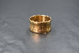 A Georgian 18ct gold mourning band, having a lobed edge with 'IN MEMORY OF' engraved to the exterior