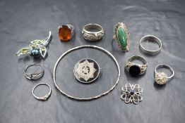 A small selection of silver rings and brooches including an early 20th Century tortoise shell brooch