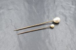 Two yellow metal pins of traditional form, both having pearl terminals