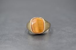 A gent's 9ct gold signet ring having a tigers eye central plaque, size S & 4.2g