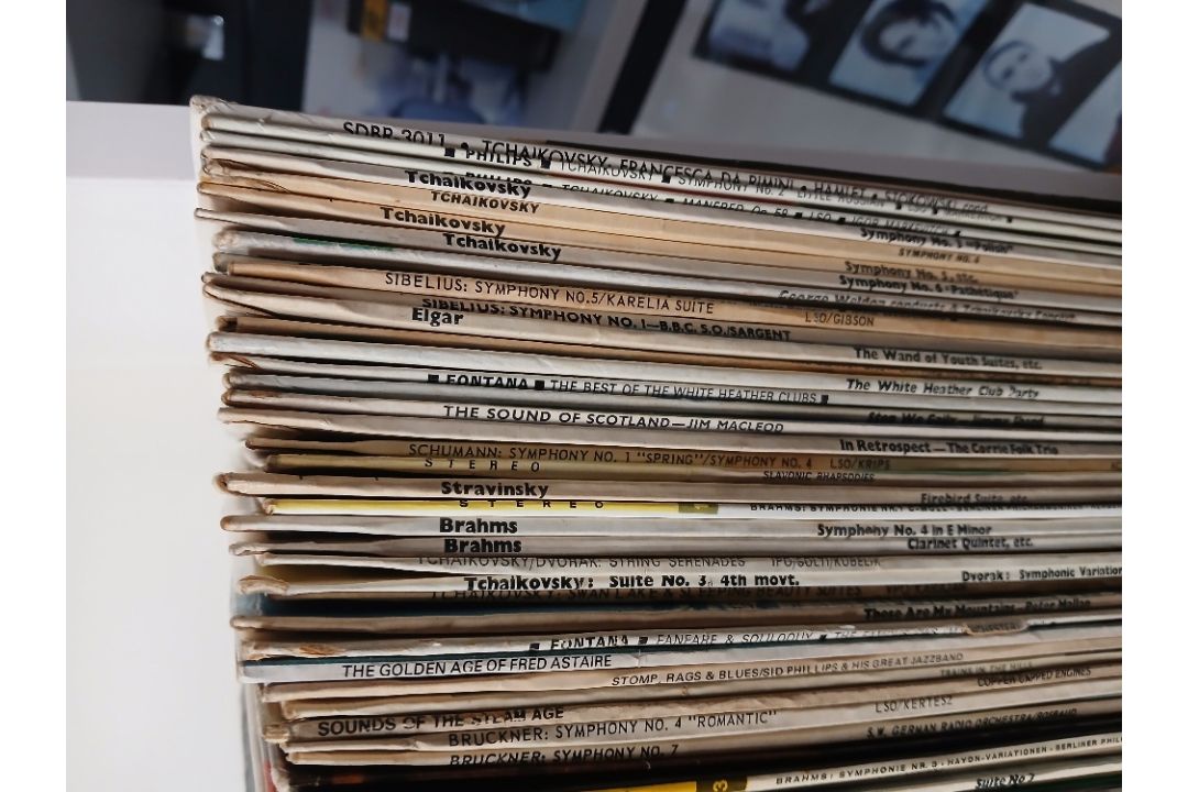 A box of well looked after Classical vinyl titles with some rare pressings on offer - - Image 1 of 7