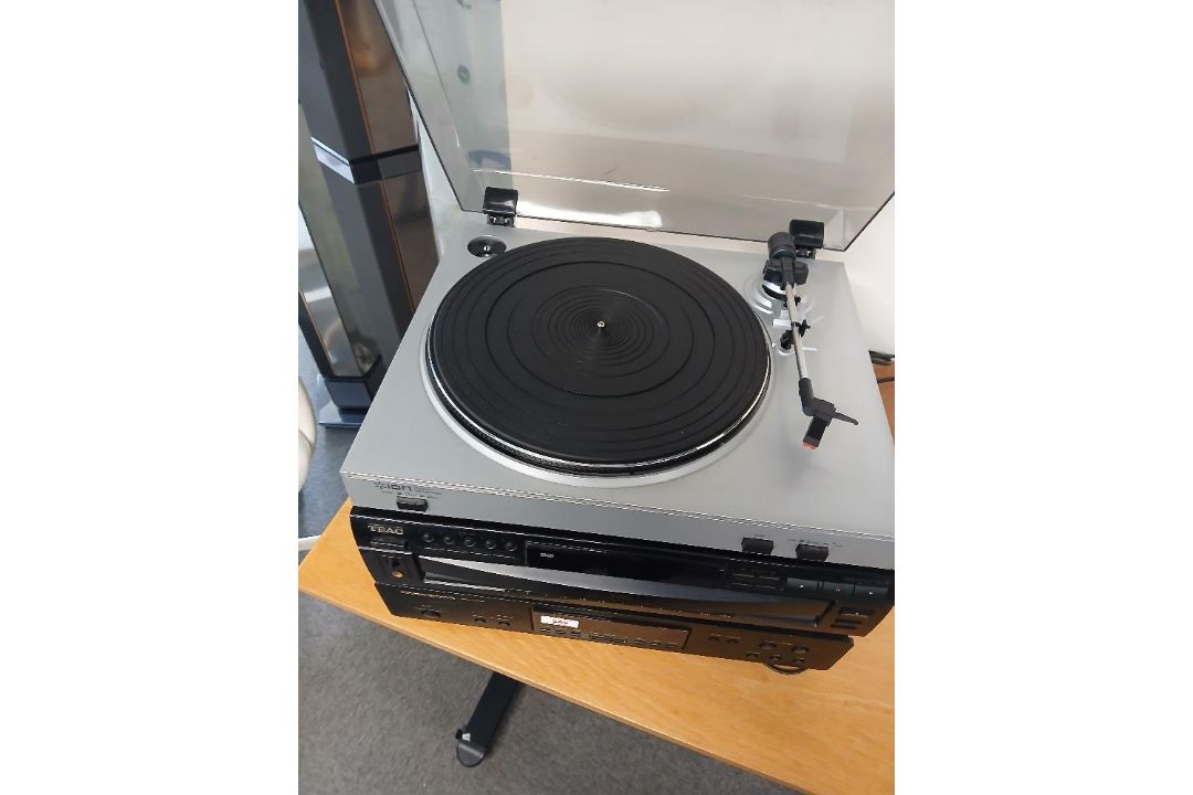 A Lot of three Hi-Fi components as per photos - turntable , CD player and tuner - Image 3 of 3
