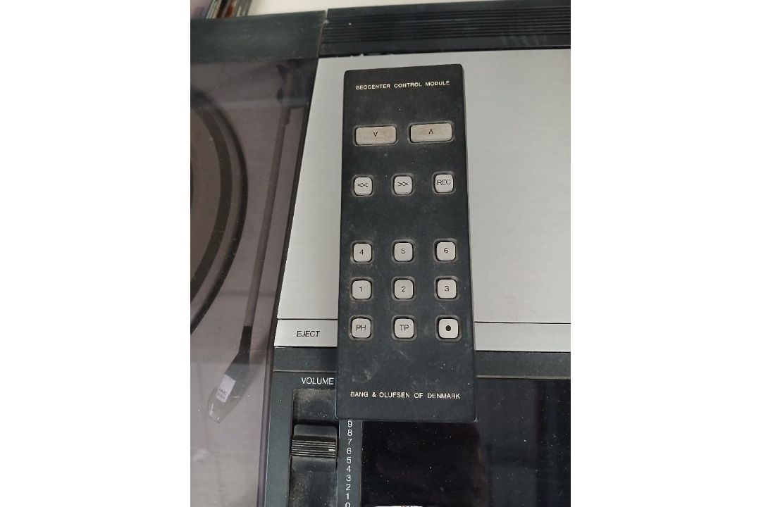 A Bang and Olufsen Beocentre with console / remote - Image 8 of 8